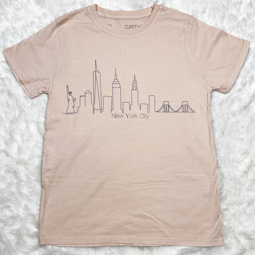 No Curfew New York Skyline Crewneck Graphic Short Sleeve Tee Shirt in Blush Sz S